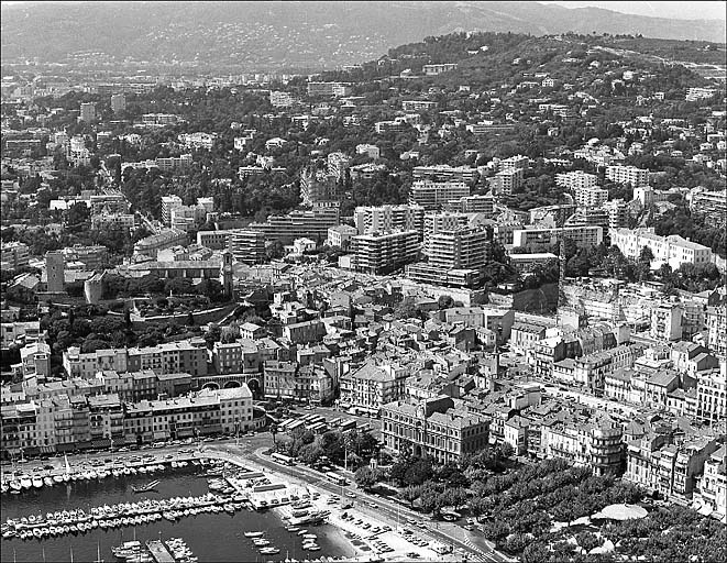 Vue aérienne prise du sud-est.