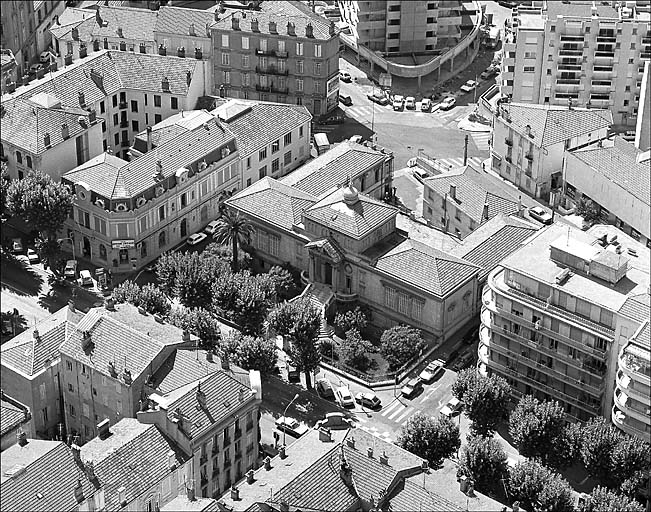 Vue aérienne prise du nord-est : élévation sur la rue Le Poussin et angle du boulevard Carnot. ; Vue aérienne prise du nord-est.