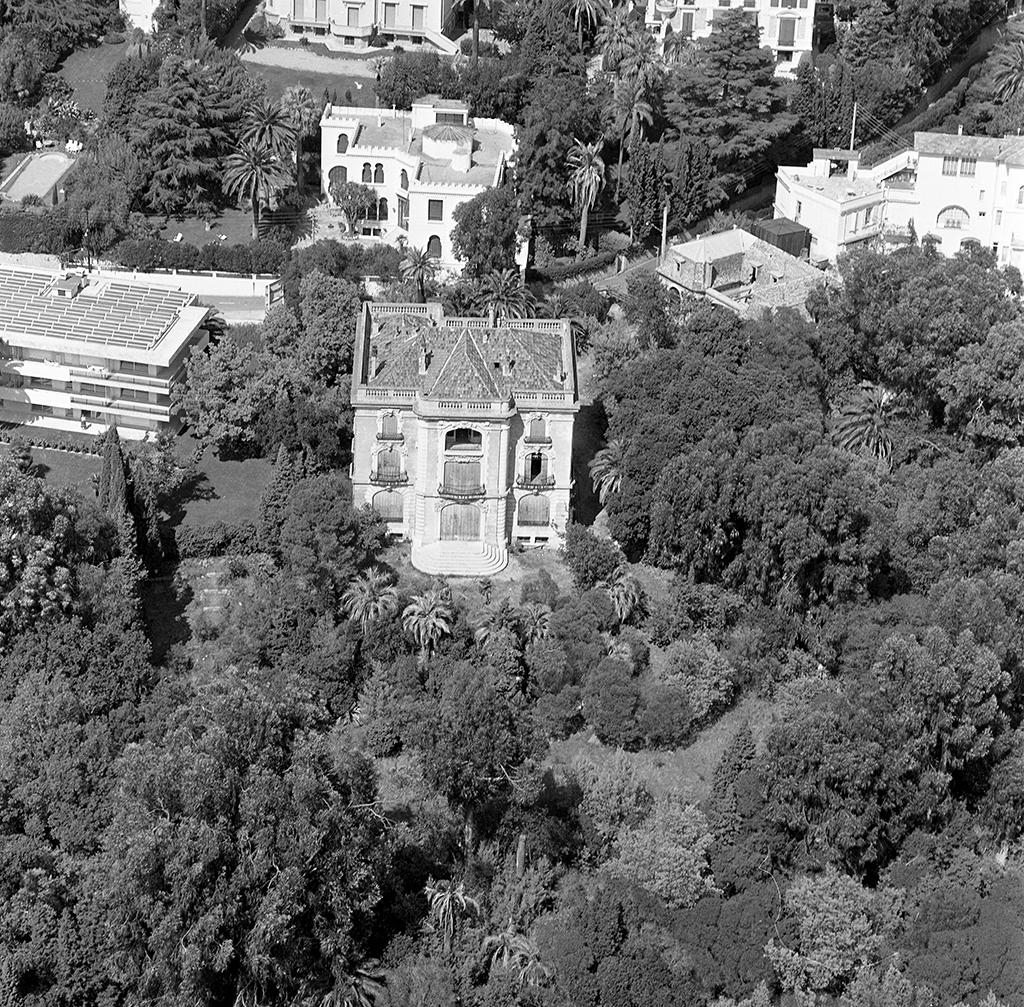 Vue aérienne prise du sud en 1983, avant l'aménagement de la piscine.