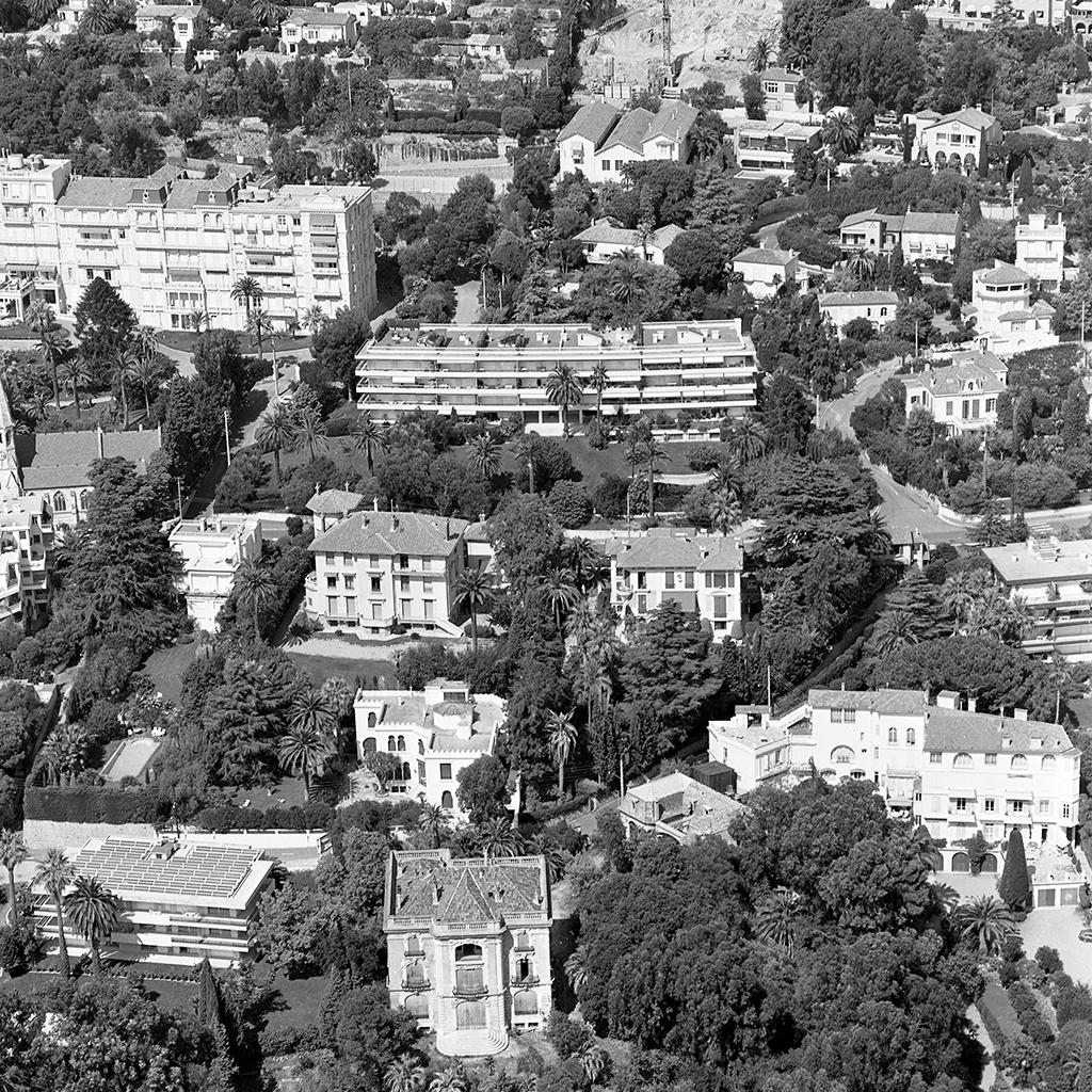 Vue aérienne prise du sud. La Frégate est au centre droit de l'image.
