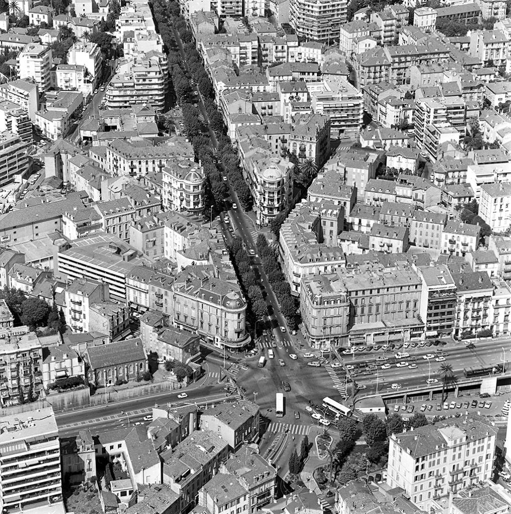 Vue aérienne prise du sud du croisement des boulevards Carnot et d'Alsace. L'hôtel du Louvre est à droite du carrefour.