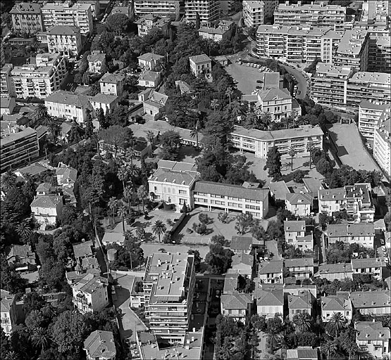 Vue aérienne prise du sud-ouest. La villa Saint-Jules est à gauche de l'image. ; Vue aérienne prise du sud.