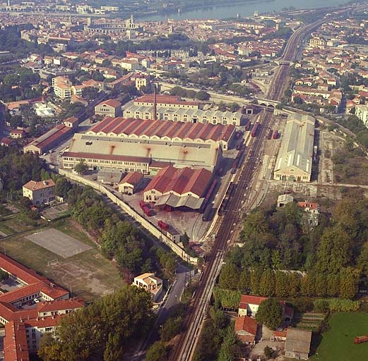 Vue aérienne oblique depuis le sud-est. ; Vue aérienne oblique depuis le sud-est.