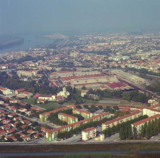 Vue aérienne oblique. ; Vue aérienne oblique.