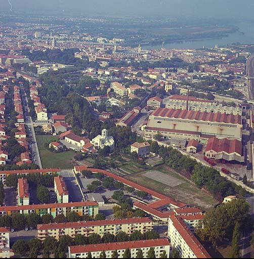 Vue aérienne oblique. ; Vue aérienne oblique.