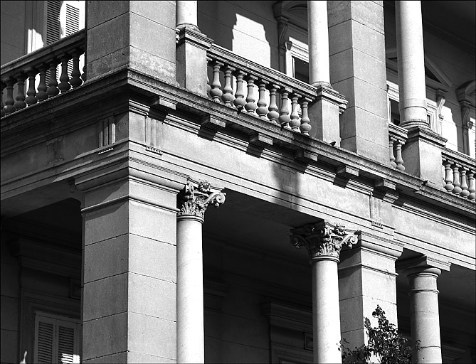 Façade sud. Travée gauche de l'avant-corps. Vue partielle.