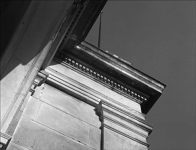 Façade sud. Couronnement à droite de l'avant-corps.