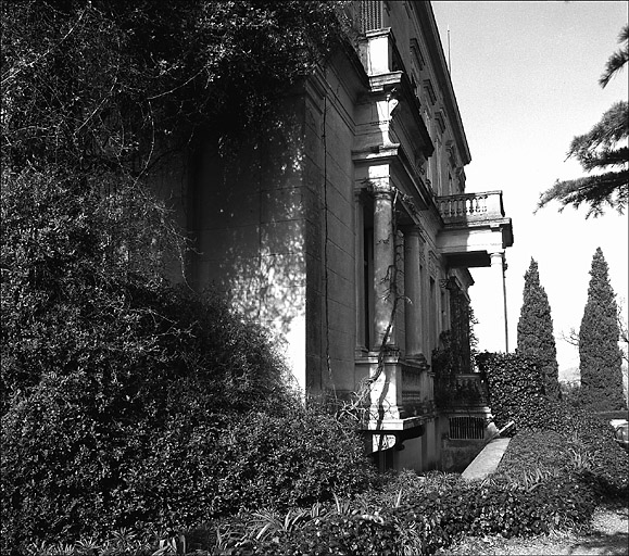 Façade orientale. Vue prise du sud-est.