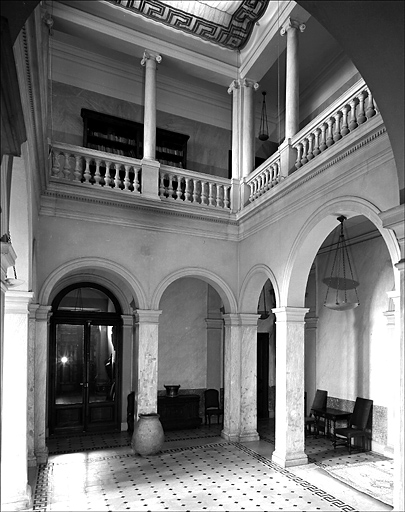 Cour intérieure. Vue prise vers le sud-est.