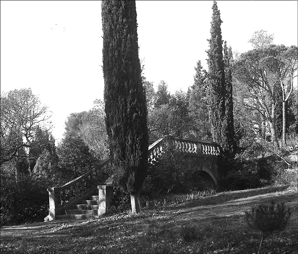 Jardin. Escalier et pont (2). Vue prise vers le nord-ouest.