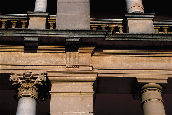 Façade sud. Premier niveau de la travée gauche de l'avant-corps. Chapiteaux d'une colonne et d'une pile : entablement.