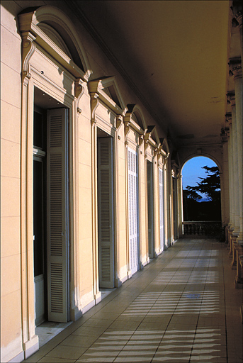 Galerie ouverte. Vue prise vers l'est.