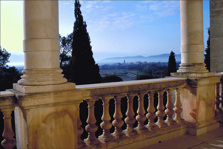 Galerie ouverte. Vue en direction de l'agglomération de Fréjus.