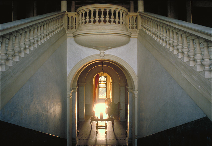 Cage d'escalier. Vue prise du repos vers la cour intérieure et le passage B.