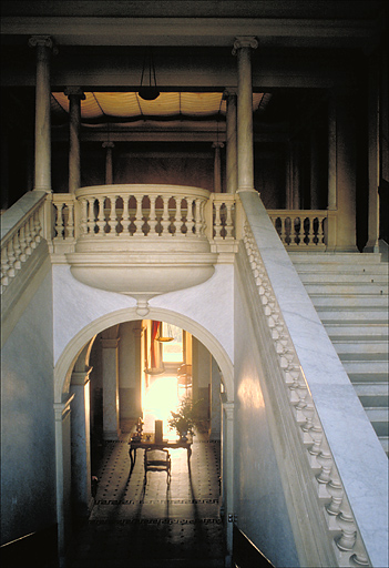 Cage d'escalier. Vue prise du repos vers la cour intérieure et le passage B.