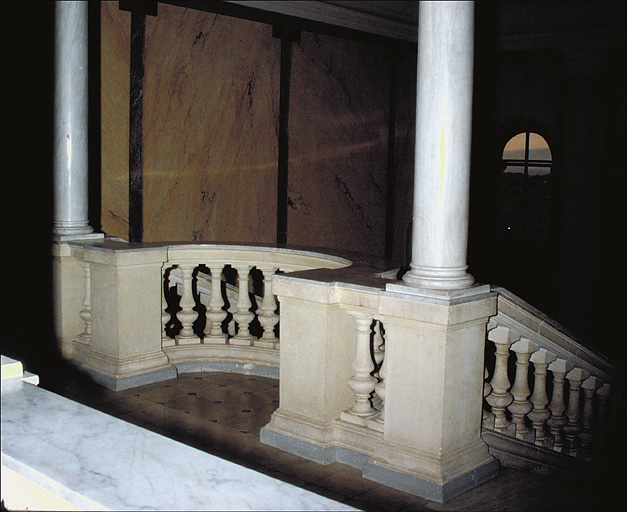 Galerie ouverte sur la cour intérieure. Vue prise vers la cage d'escalier, vers le nord-ouest.