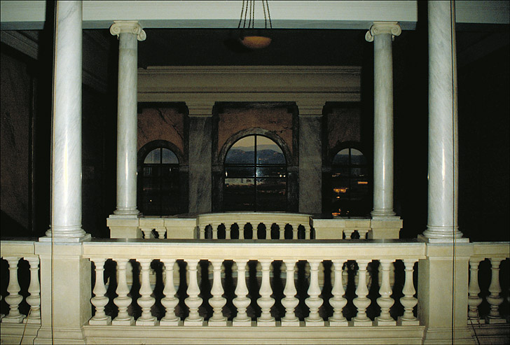 Galerie ouverte sur la cour intérieure. Vue prise vers la cage d'escalier, vers le nord.