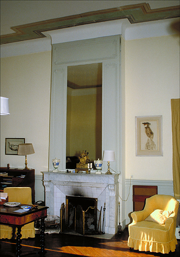 Premier étage. Chambre (B). Cheminée et décor peint du plafond.