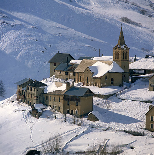 Vue du quartier de l'église sous la neige.