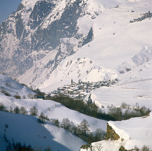 La vallée de la Haute-Romanche au mois de février. Vue prise de la route de La Grave au Villar-d'Arêne.