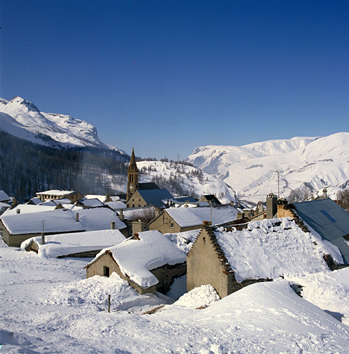 Le Villar. Vue d'ensemble prise du nord-est. Au premier plan, trois maisons avec pignons à redents. ; Le Villar d'Arène. Vue partielle. Maisons à pignons à redents.