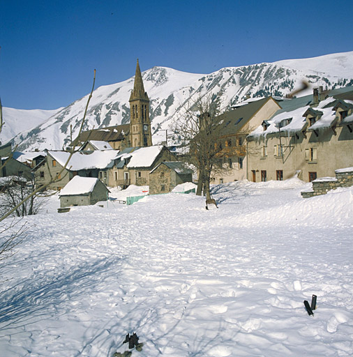 Vue du quartier de l'église sous la neige.