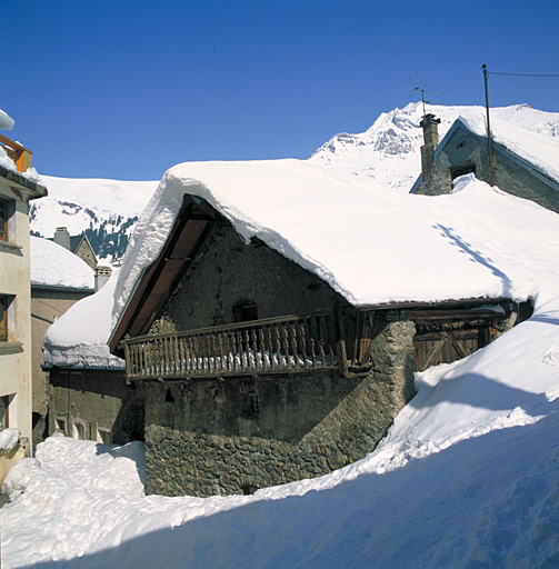 Le Villar. Ferme 374. Pignon sud-est. Balcon de grange à balustres plats.