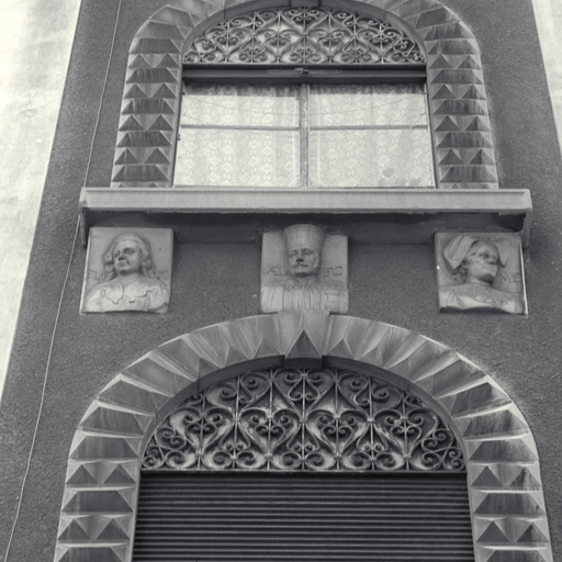 Façade antérieure est. Troisième niveau. Reliefs d'applique. Effigies.