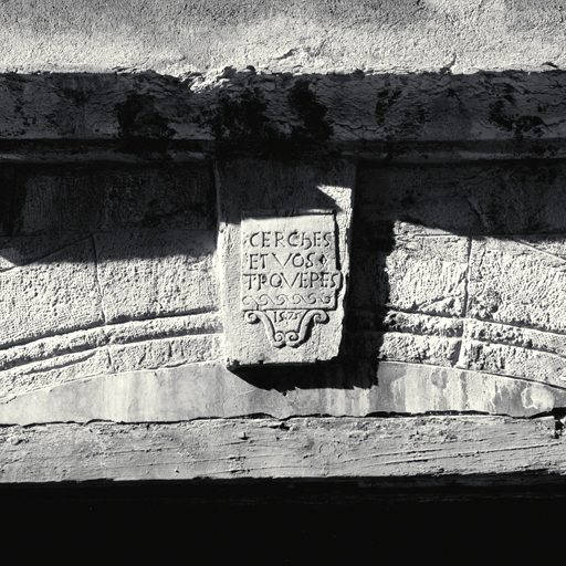 Façade antérieure sud. Premier niveau. Deuxième travée. Clé avec inscription datée 1575.