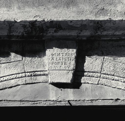 Façade antérieure sud. Premier niveau. Troisième travée. Clé avec inscription.