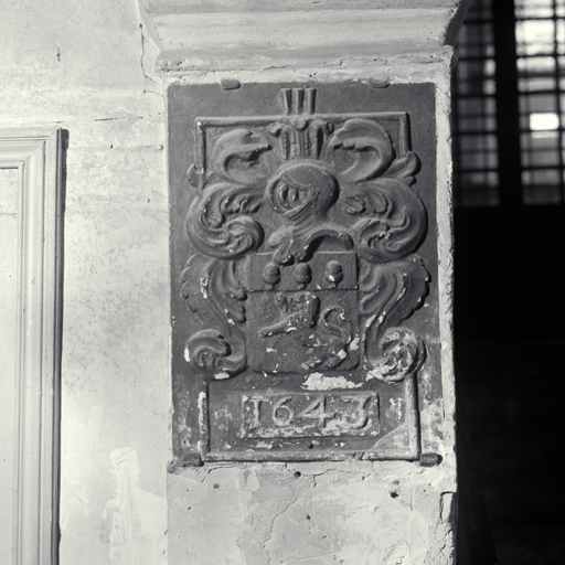 Rez-de-chaussée. Vestibule. Moulage d'un motif de plaque de cheminée datée 1643.