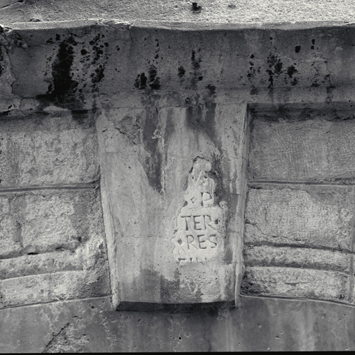 Façade antérieure sud. Cinquième travée. Premier niveau. Clé avec inscription.