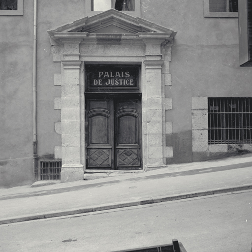 Corps de bâtiment A. Façade antérieure est. Porte.