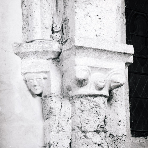 Chapiteau et cul-de-lampe de la retombée droite de l'arc-triomphal : feuilles, tête. Vue d'ensemble.