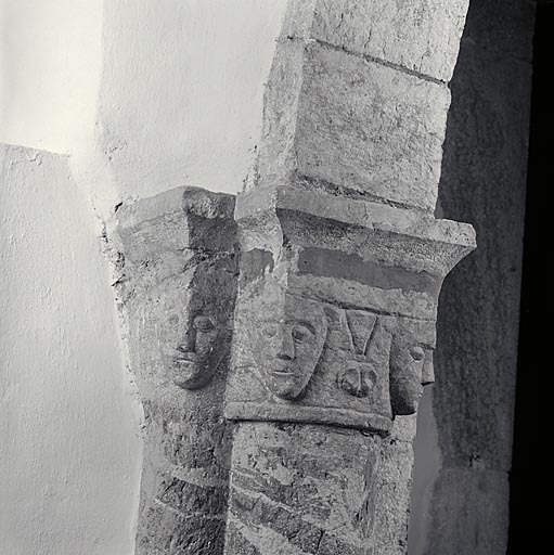 Entrée de la chapelle latérale : chapiteaux de la pile droite.