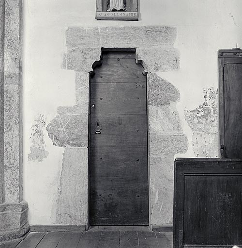 Choeur : porte de la sacristie.