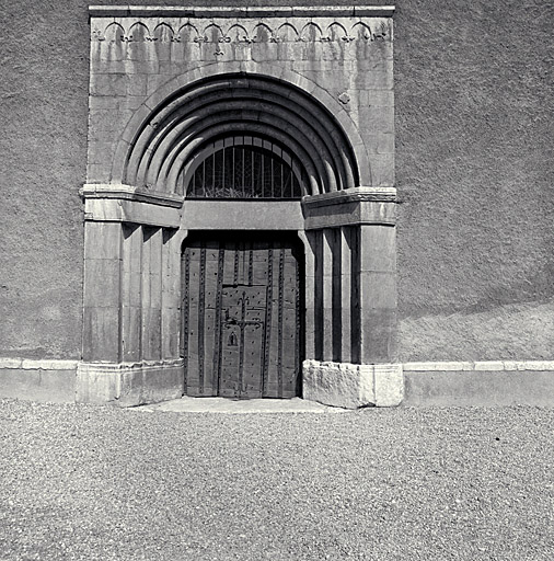 Façade occidentale. Porte. Vue d'ensemble.