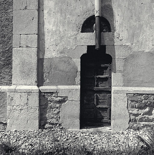 Façade sud. Ancienne porte.