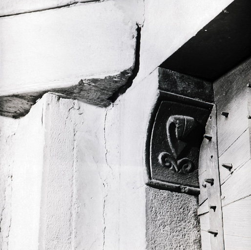 Bas-relief de la porte : décor végétal sur le coussinet gauche.