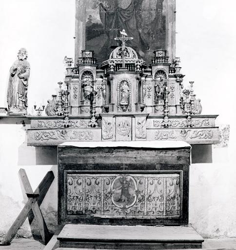 Ensemble du maître-autel (antependium, 2 gradins d'autel, 2 tabernacles, 3 statues)