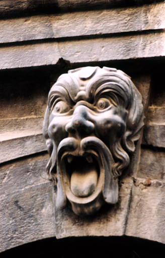 Façade antérieure est. Porte d'entrée. Mascaron.