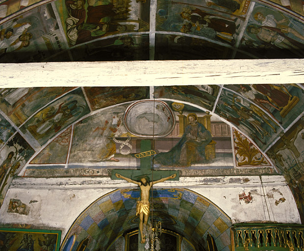 L'arc triomphal et une partie de la voûte de la troisième travée.