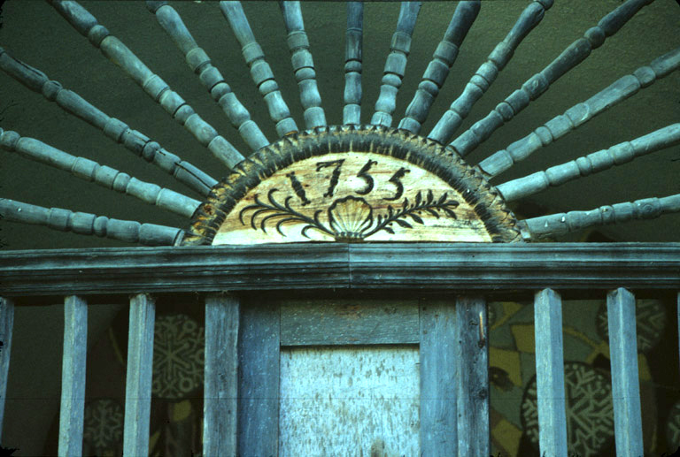 Chantemerle, chapelle Saint-Roch : Détail de l'imposte portant la date 1755. ; Saint-Chaffrey. Chantemerle. Chapelle Saint-Roch. Détail de l'imposte portant la date 1755.