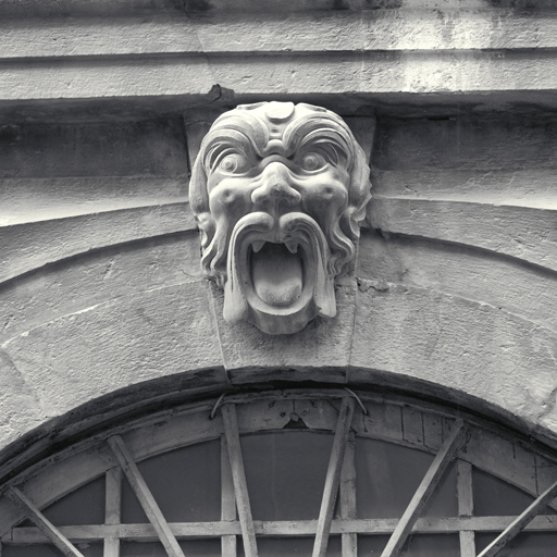 Façade antérieure est. Porte d'entrée. Mascaron.