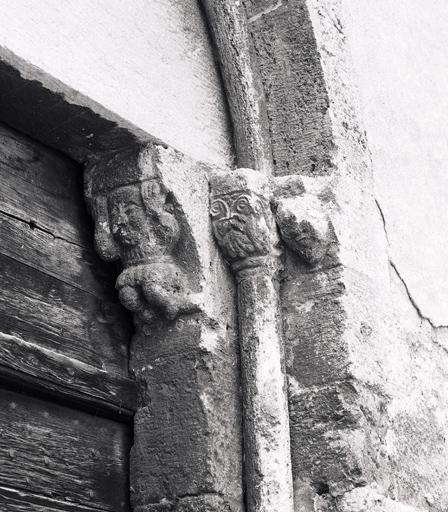 Façade antérieure, portail : chapiteau et coussinet anthropomorphe du côté gauche.