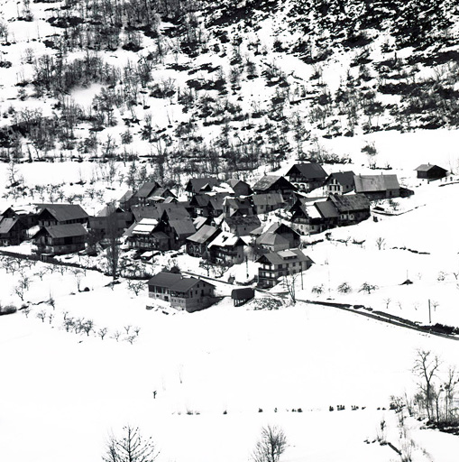 Le Villard. Vue de situation prise de la route de Puy-Saint-Vincent.