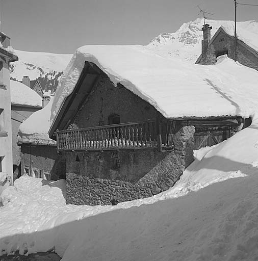Demeure inoccupée pendant l'hiver. Les accès ne sont pas déneigés.