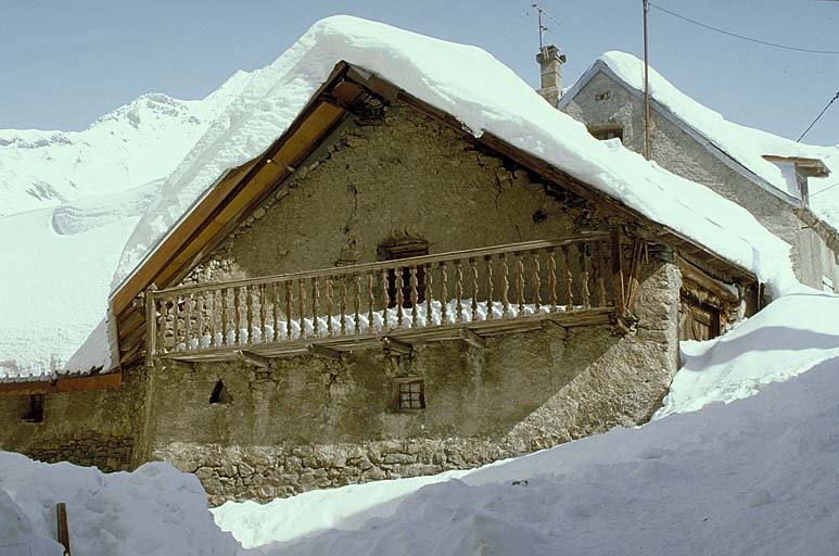 Le Villar. Demeure inoccupée pendant l'hiver. Les accès ne sont pas déneigés.