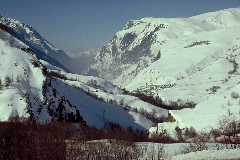 La vallée de la Haute-Romanche au mois de février. Vue prise de la route de La Grave au Villar-d'Arêne.