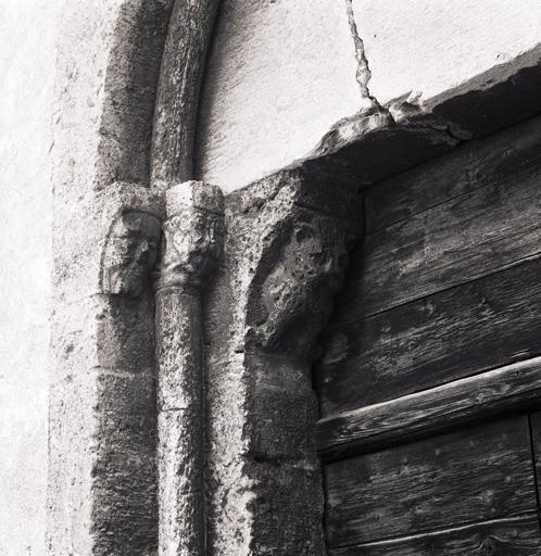 Façade antérieure, portail : coussinet zoomorphe et chapiteaux du côté droit.